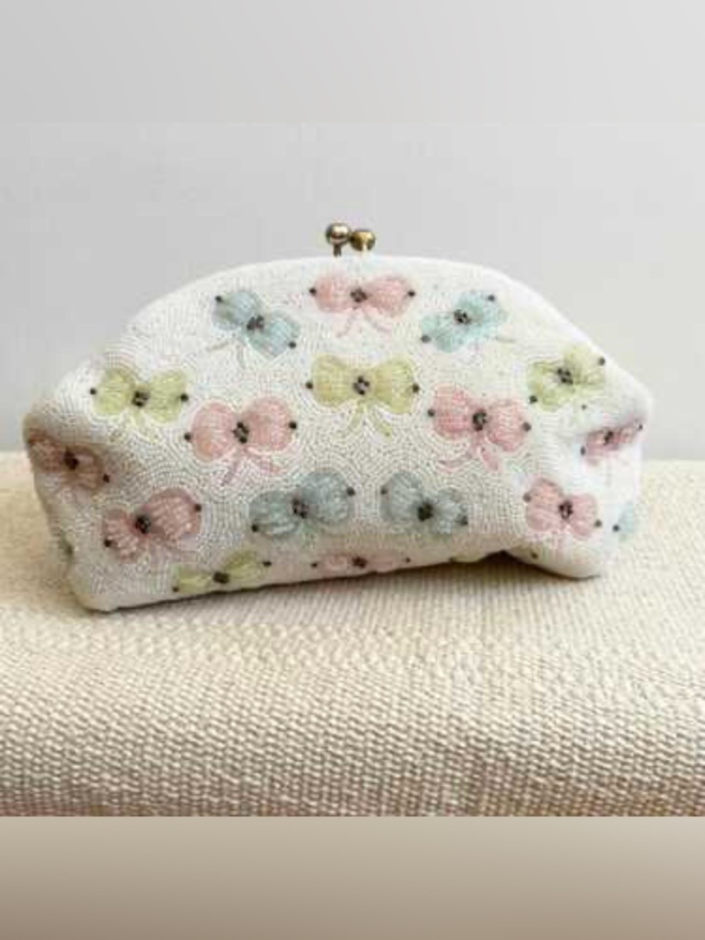Vintage Beaded Pastel Bow Accent Clasp Pouch - White